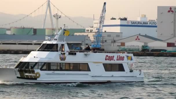 El barco de pasajeros blanco con el nombre de capitán. Línea en Osaka Japón — Vídeo de stock