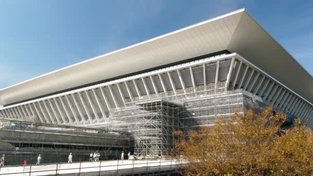 Uitzicht op het gebouw van het Tokyo Aquatics Centre — Stockvideo