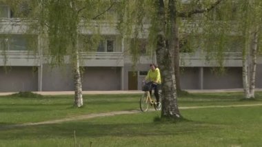 Helsinki 'de bisiklet süren orta yaşlı bir kadının güzel bir fotoğrafı..