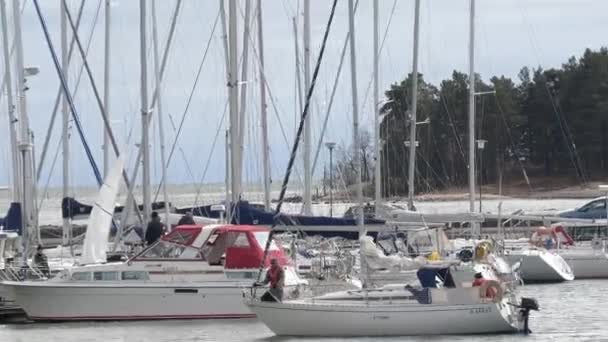 Photo incroyable d'un bateau conduisant dans un port de plaisance en Finlande près d'Helsinki. — Video