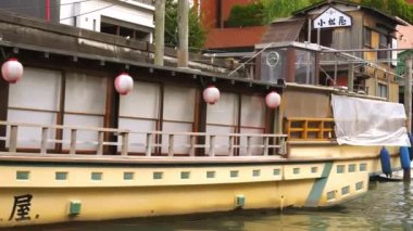 Tokyo 'daki su kanallarının kenarındaki ev ve tekneler.