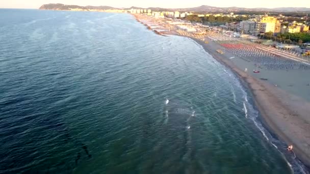 Widok z lotu ptaka błękitnej wody morza Rimini Beach — Wideo stockowe