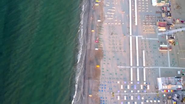Η εναέρια άποψη των λευκών καρεκλών στην ακτή στο Ρίμινι — Αρχείο Βίντεο