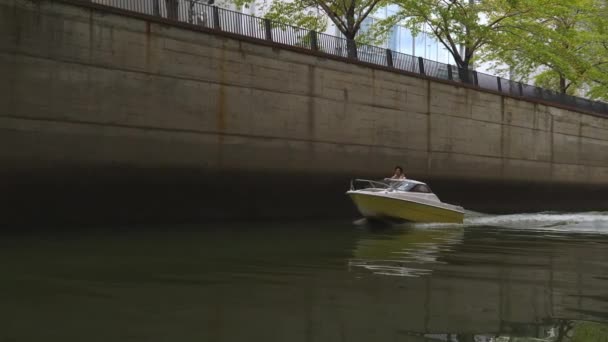 Ein gelbes Schnellboot auf den Wasserkanälen in Tokio Japan — Stockvideo