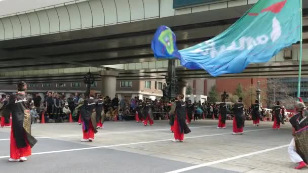 Skupina lidí tančících během festivalu v Tokiu Japonsko — Stock video