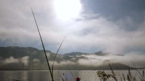 O sol brilhante tão alto no céu no Lago Kawaguchi perto do monte Fuji no Japão — Vídeo de Stock