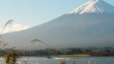 Japonya 'daki Fuji Dağı' nın ucunda kar var.