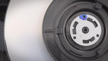Bir dvd yerleştirilirken bir DVD oynatıcının içinde görüntülenen yakın çekim.