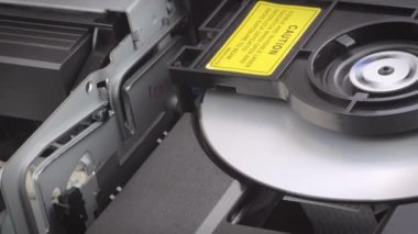 Bir DVD ve vhs kaseti bir oynatıcıya yerleştirilirken yakın plan görüntüsü.