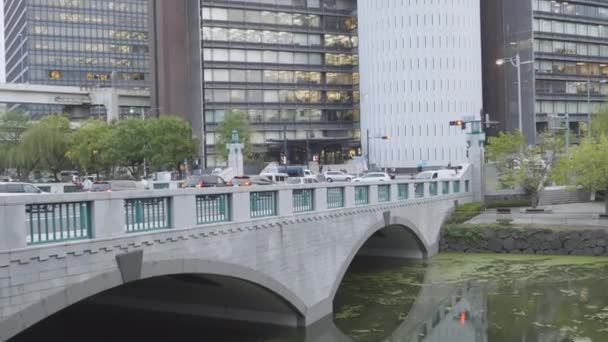 Awesome shot of the Hirakawa moat near the Imperial Palace in Tokyo. — Stockvideo