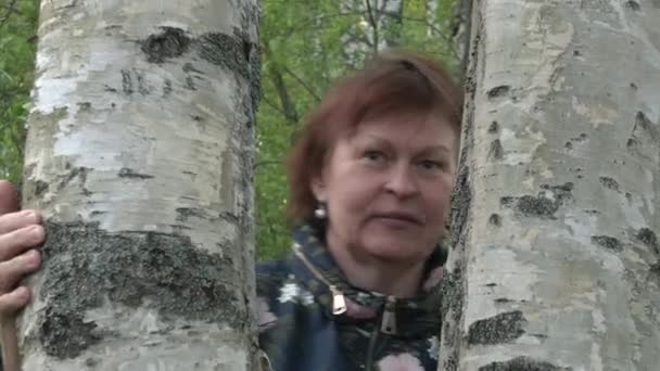 Όμορφη λήψη μιας κυρίας φυσάει ένα φιλί αέρα προς την κάμερα σε ένα δάσος. — Αρχείο Βίντεο