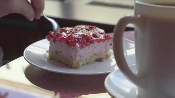 Крупный план, где кто-то ест торт в кафе. — стоковое видео