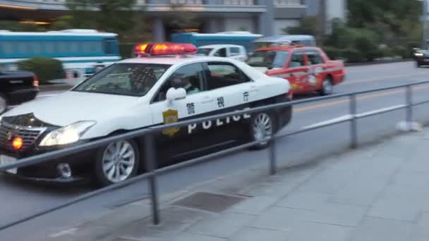 Belo tiro de um carro de polícia de condução em Tóquio Japão. — Vídeo de Stock