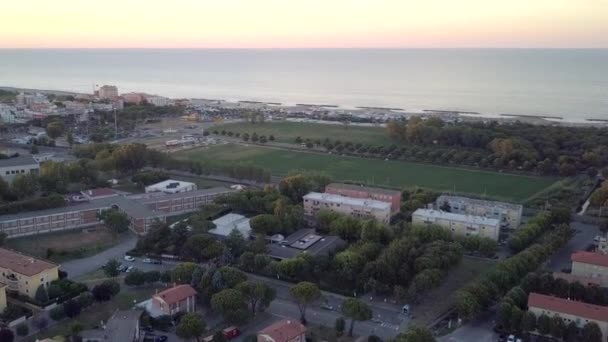 Het uitzicht op de bomen wegen en gebouwen in Rimini Italië — Stockvideo