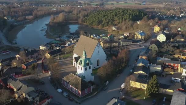 Prachtige luchtopname van de middeleeuwse Evangelische Lutherse Kerk in Porvoo. — Stockvideo