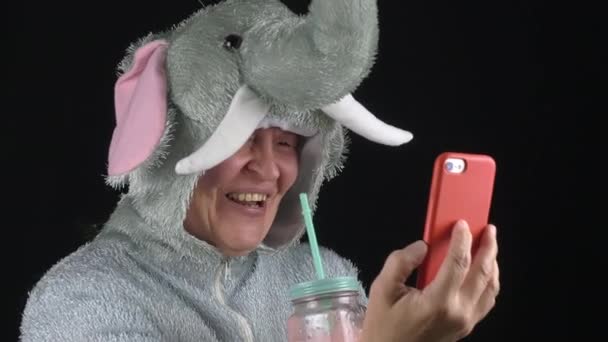Zbliżenie na kobietę w kostiumie słonia dzwoniącą przez telefon. — Wideo stockowe