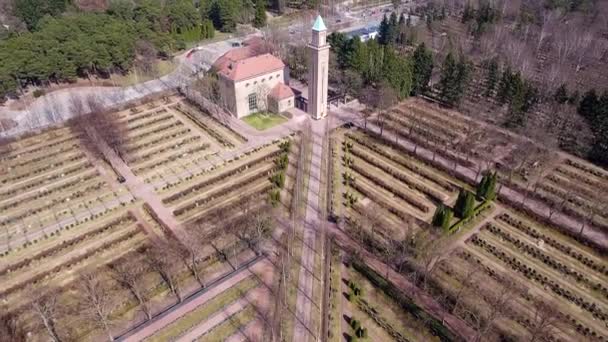 The cemetery surrounding the Hietaniemi chapel in Helsinki Finland — Stok video