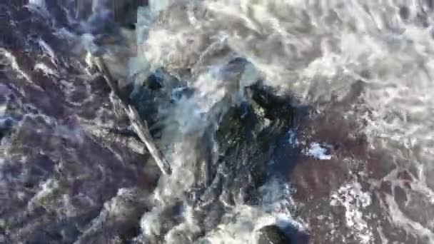 Krásné letecké záběry řeky tekoucí mezi skalami a poleny. — Stock video