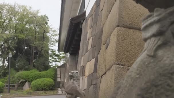 Closeup shot of sculptures at the Tayasumon Gate in Tokyo. — Vídeos de Stock