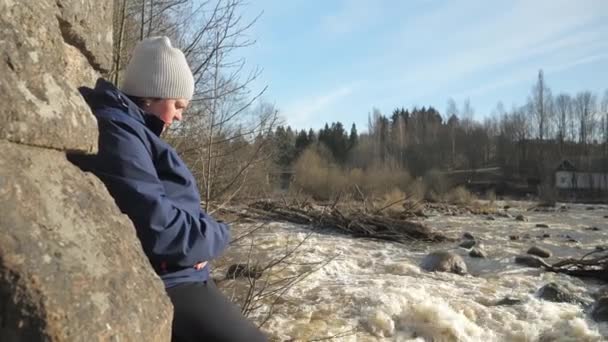 Une dame d'âge moyen réfléchissant sur le bord de la rivière à Vantaa Finland.4K — Video