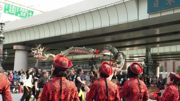 De rode draak op straat tijdens het festival in Tokio Japan — Stockvideo