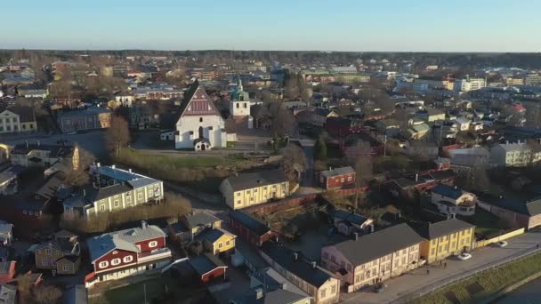Güneşli bir günde Finlandiya 'nın Porvoo şehrinin İdyllic insansız hava aracı görüntüsü. — Stok video