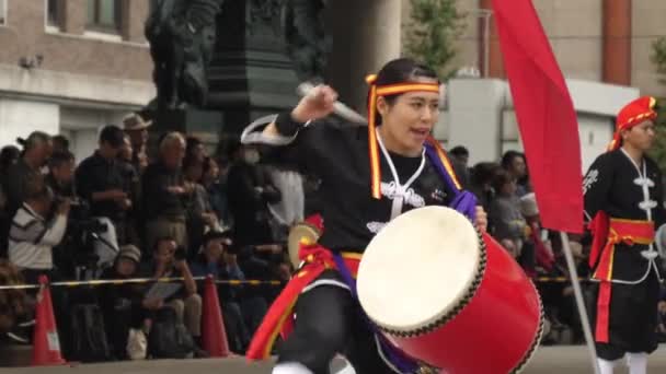 Μια κυρία φώναζε κατά τη διάρκεια του φεστιβάλ Nihonbashi-Kyobashi Matsuri στο Τόκιο της Ιαπωνίας — Αρχείο Βίντεο