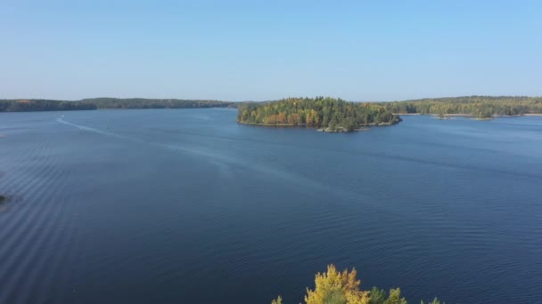 Los árboles en el medio de la pequeña isla en el lago Saimaa en Finlandia. geología — Vídeos de Stock