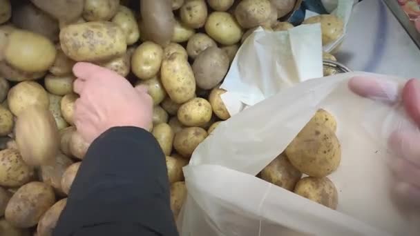 Primer plano de poner papas en una bolsa en una tienda. — Vídeo de stock