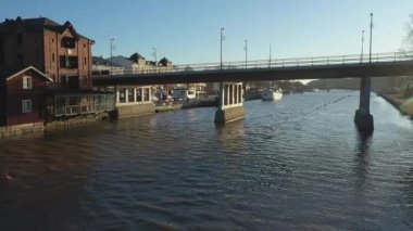 Köprü manzarası ve Porvoo Finlandiya 'da sakin nehrin yanında birkaç eski ev