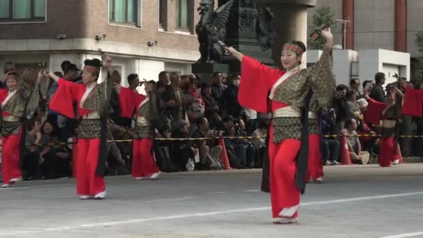 Die Damen tanzen fröhlich beim Nihonbashi-Kyobashi Matsuri Festival in Tokio — Stockvideo