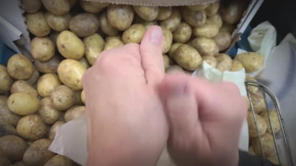 Primer plano de la lucha con la apertura de una bolsa de plástico en un supermercado. — Vídeos de Stock