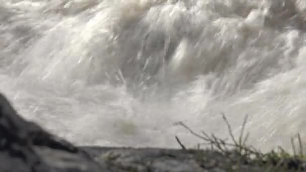 Крупним планом знімок води, що бризкає по скелях під час весни . — стокове відео