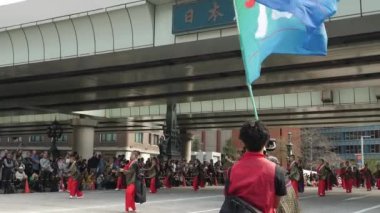 Tokyo 'daki festival sırasında sokaklarda dans eden bir grup.