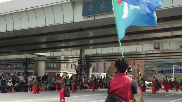 Группа танцоров на улицах во время фестиваля в Токио Япония — стоковое видео