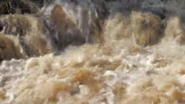 Primo piano di acqua veloce in movimento in una giornata di sole. — Video Stock