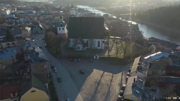 Удивительный беспилотный снимок Евангелическо-лютеранской церкви в городе Порвоо. — стоковое видео