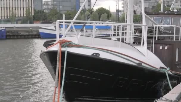 Der Anblick des großen Bootes, das an der Seebrücke in Helsinki anlegt. — Stockvideo