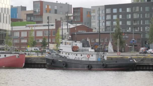 핀란드 헬싱 키 부두에 정박하고 있는 배의 모습. — 비디오