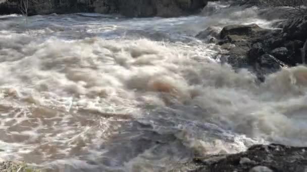 Impressionante tiro de água que flui rápido e as rochas em torno dele. — Vídeo de Stock