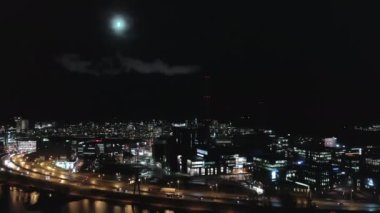 İnsansız hava aracı, ay ışığında Helsinki 'de sigara içen bir bacaya bakıyor..
