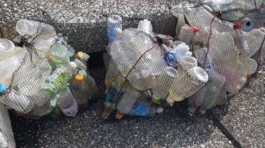 Japonya Tahara 'daki Koijigahama Sahili' nde plastik çantalı siyah ağ çanta.