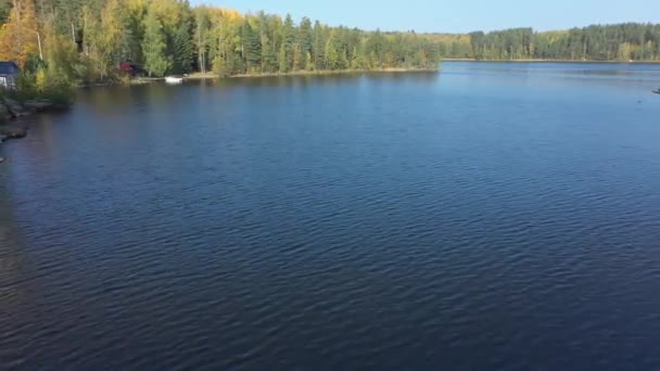 Un disparo de dron del agua del lago Saimaa en Finlandia con el puente largo. — Vídeos de Stock