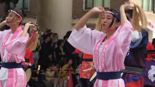 Damerna dansar på gatorna. Nihonbashi-Kyobashi Matsuri festivalen — Stockvideo