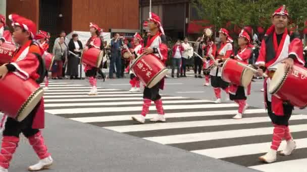 Japończycy w czerwonych kimonach spacerujący podczas festiwalu Nihonbashi-Kyobashi Matsuri — Wideo stockowe