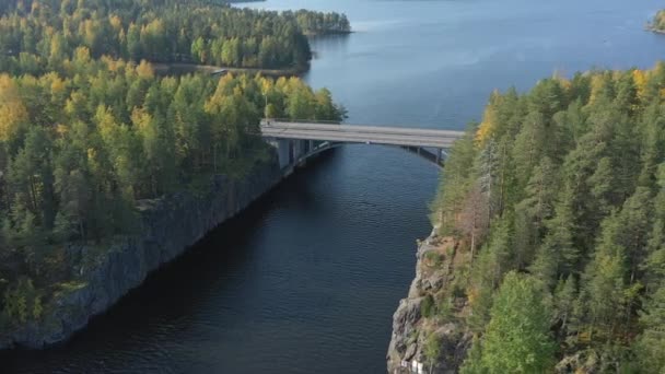 Most přes jezero Saimaa se zelenými stromy na straně.Geologie shot.4k — Stock video