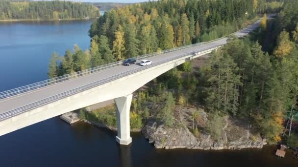 Auto 's passeren de brug over het Saimaameer in Finland.geology shot.4k — Stockvideo