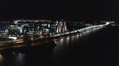 Helsinki 'deki iş merkezlerinin mehtaplı bir gecede güzel bir görüntüsü..