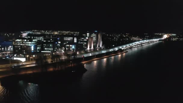 Prachtige luchtfoto van zakelijke centra in Helsinki op een maanverlichte nacht. — Stockvideo