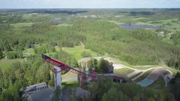 Piękne zdjęcie lotnicze wieży do skoków narciarskich w Estonii. — Wideo stockowe